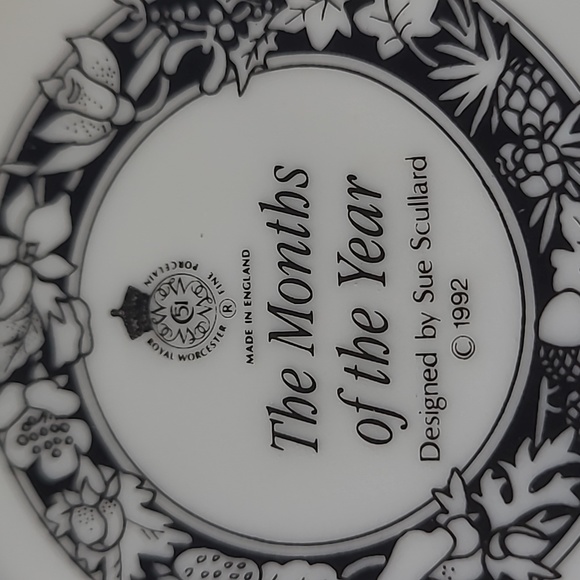 Royal worcester The Montbs of the year cup England 1992 - Picture 5 of 6